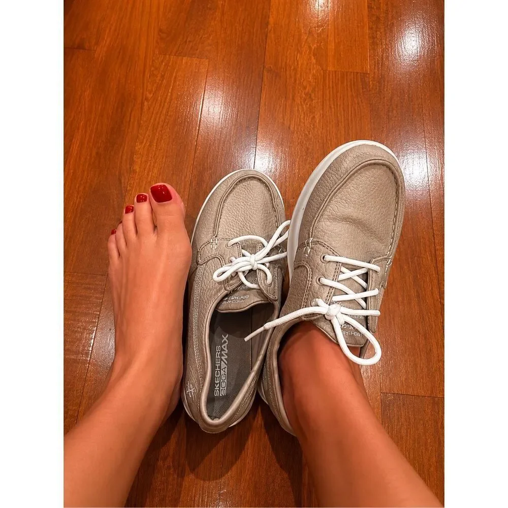Woman’s well loved Skechers size 10